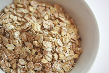 ciotola di cereali su sfondo bianco