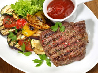 Steak mit gegrilltem Gemüse
