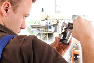 Junger Mann in der Industrie