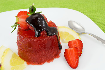 gelatina di fragole con glassa al cioccolato