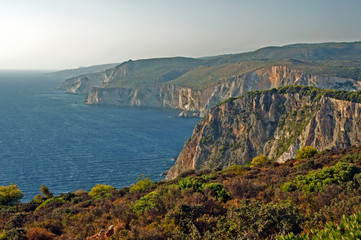 Klifowe wybrzeże wieczorem na greckiej wyspie Zakynthos © GKor
