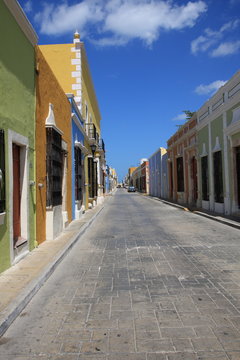 Farbenprächtige Straße in Campeche, Mexiko