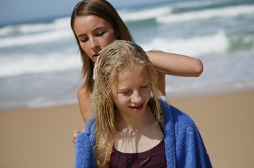 Fototapeta na wymiar Dwie młode siostry na plaży