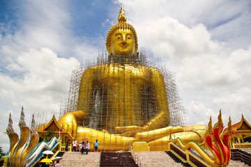 Obraz premium very big gold buddha building in blue sky