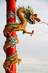 Fototapeta na wymiar złoto China Dragon w świątyni bieguna
