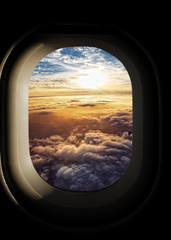 Obraz premium niebiańskie niebo widziane przez okna samolotu