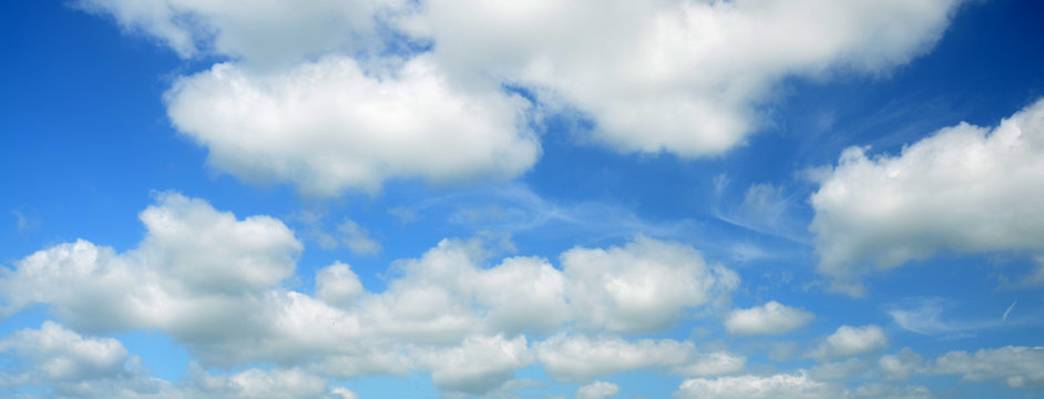 Panorama di cielo azzurro e nuvole