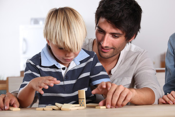 Fototapeta na wymiar Ojciec i syn gra w domino