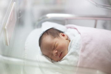 new born infant asleep in the blanket in delivery room - 40952832