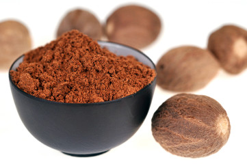Noix de muscade et muscade en poudre