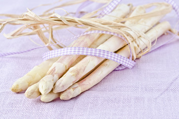 wei&szlig;er roher Spargel