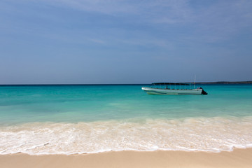 Obraz premium Boat near the Caribbean Beach