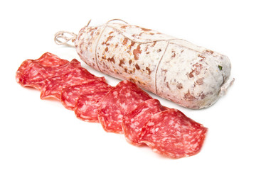 salame su sfondo bianco