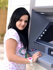Fototapeta na wymiar femme et ATM