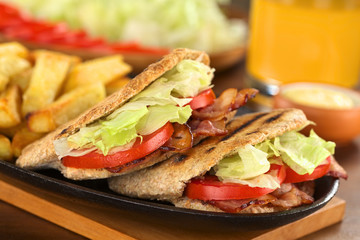 Pita Brottaschen gefüllt mit Speck, Tomate und Salatblatt