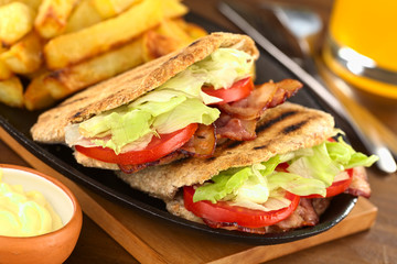 Amerikanisches BLT (Speck, Tomate, Blattsalat) Pita Sandwich