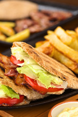 Amerikanisches BLT (Speck, Tomate, Salat) Pita Sandwich