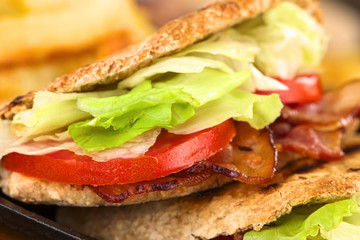 Amerikanisches BLT (Speck, Tomate, Blattsalat) Pita Sandwich