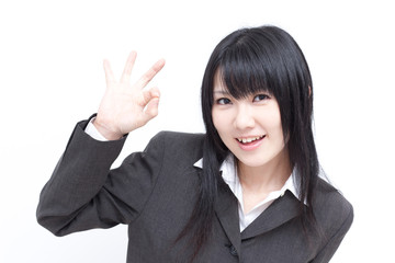 OKの合図をする女性