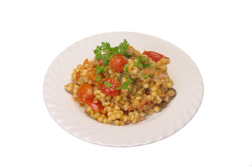 Piatto di Fregola alla pescatora su fondo bianco