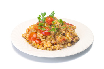 Piatto di Fregola alla pescatora su fondo bianco