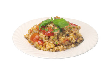 Piatto di Fregola alla pescatora su fondo bianc