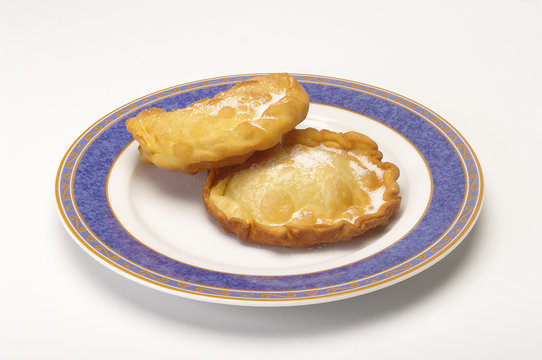 seadas dolce tipico sardo con lo zucchero semolato