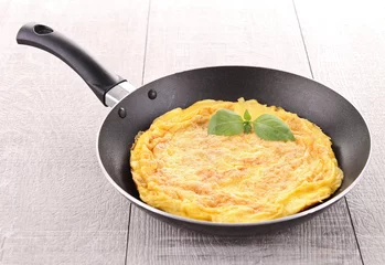 Photo sur Aluminium Oeufs sur le plat omelette in pan