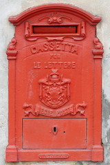 vecchia cassetta della posta rossa