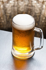 Beer mug in front of a glittering background