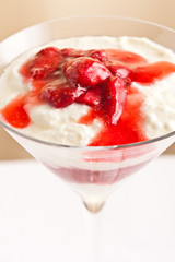 Layered dessert made from strawberries and yogurt / pudding