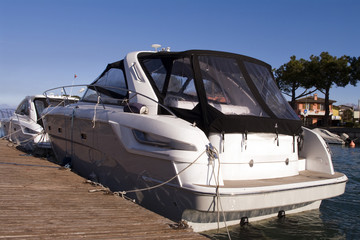 Motoscafo ormeggiato