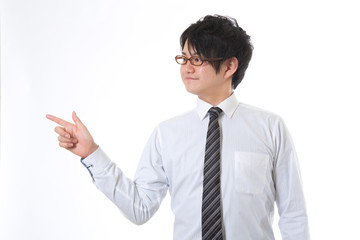 左を指差すビジネスマン