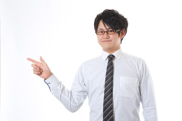 左を指差すビジネスマン