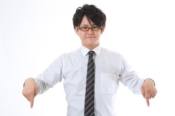 下を指差すビジネスマン