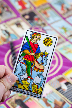 Cavalier de Deniers, Tarot card held in the hand