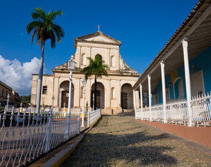 Fototapeta na wymiar Kościół i plac w starym kolonialnym mieście Trinidad na Kubie