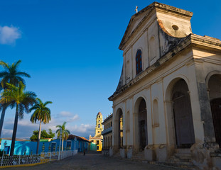 Fototapeta na wymiar Kościół i plac w kolonialnym mieście Trinidad, Kuba