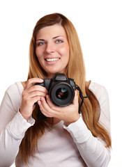 Junge Frau mit digitaler Spiegelreflexkamera