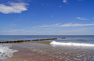 Drewniany falochron na piaszczystej plaży 3