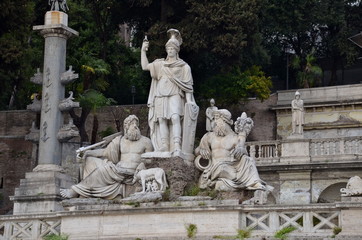 Fototapeta na wymiar Fontanna bogini Rzymu, Piazza del Popolo, Rzym