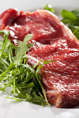 rohesn Lendensteak auf Rucola