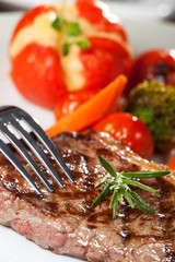 Gabel auf einem Steak vom Grill