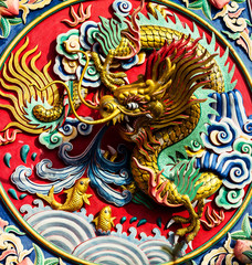 Fototapeta na wymiar Dragon statue on the colorful wall