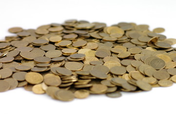 Stosik monet na białym tle