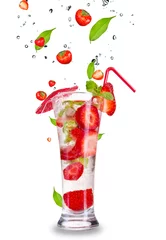 Selbstklebende Fototapete Spritzendes Wasser Erdbeer-Mojito-Getränk mit fallenden Erdbeeren