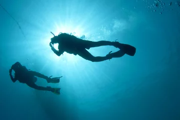 Photo sur Plexiglas Plonger sihlouetted scuba divers