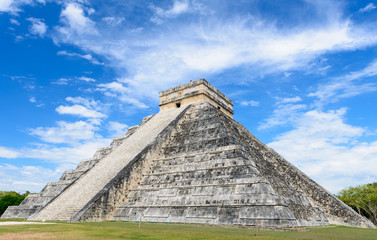 Fototapeta na wymiar Mayan Pyramid in Chichen Itza, Mexico