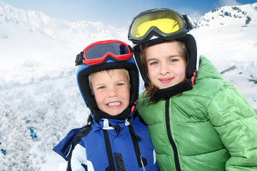 Fototapeta na wymiar Portret dzieci w stroju narciarskim w górach