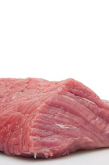 carne cruda su fondo bianco